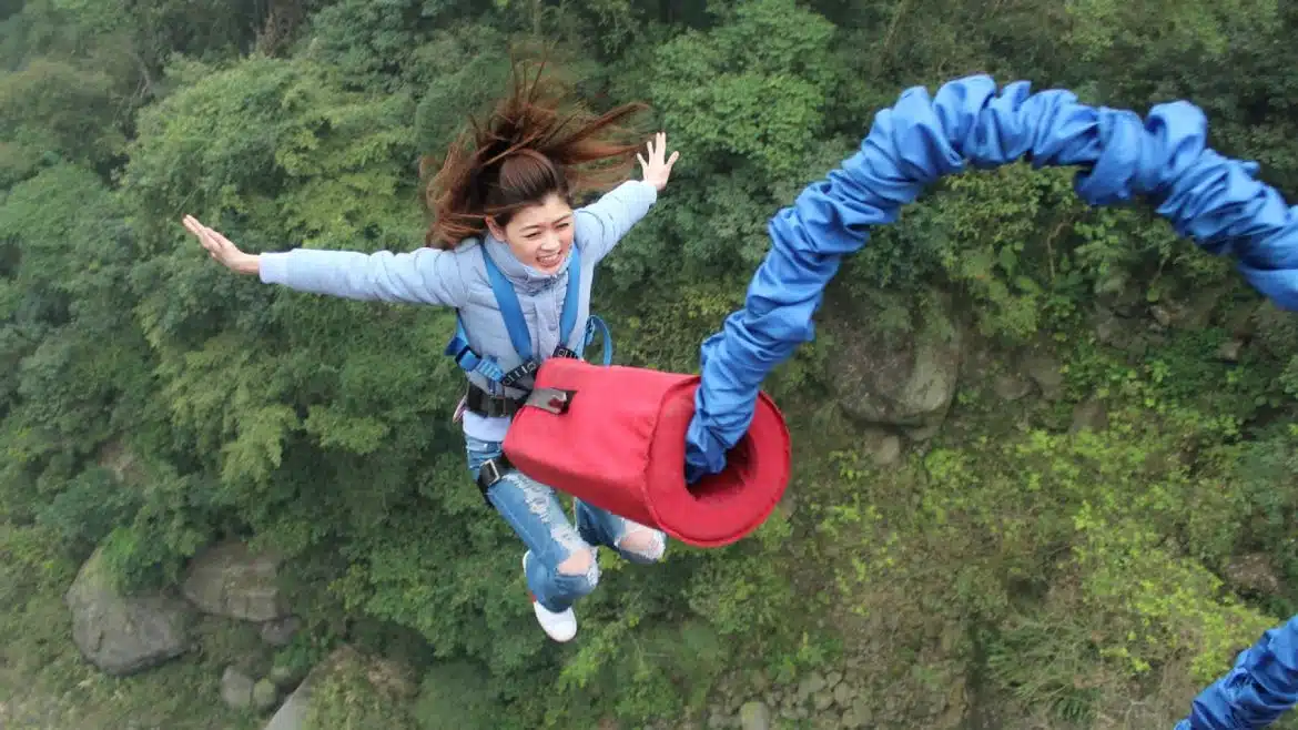 Découvrez des sensations fortes inoubliables : balançoire géante, saut à l'élastique et plus encore !