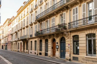 Rue du centre de Marseille avec une entrée de résidence universitaire